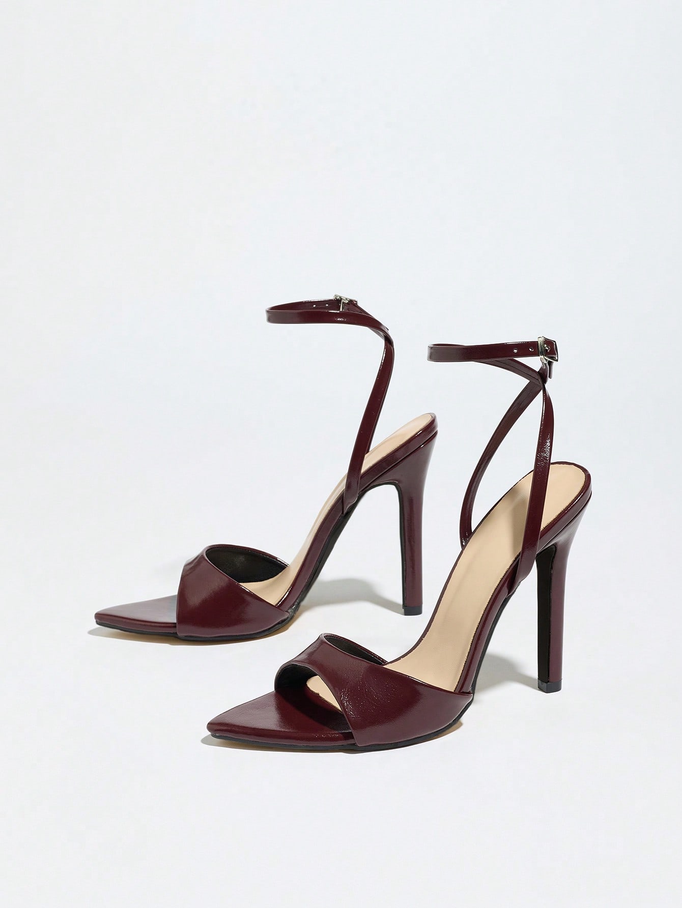 glameze-burgundy-glossy-heels-on-foot-night-view glameze-burgundy-glossy-heels-on-foot-night-view